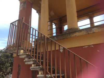 La scala esterna che dal terrazzo della villa conduce al torrino